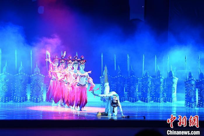 2023年2月18日，蘭州歌舞劇院創(chuàng)排的大型舞劇《大夢(mèng)敦煌》。　　九美旦增 攝