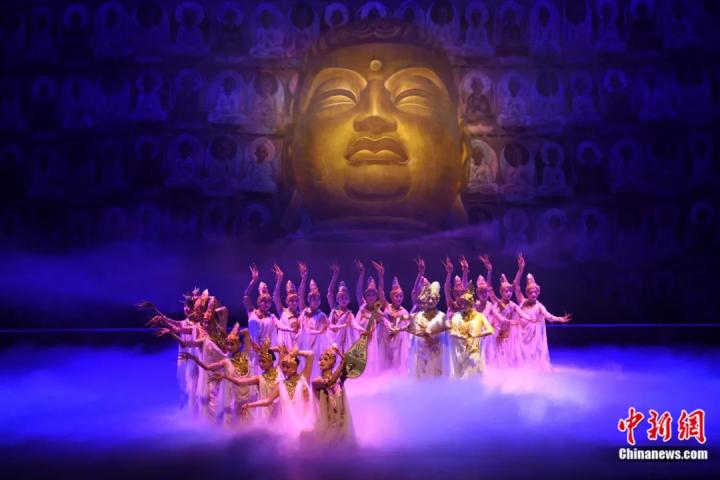 2024年2月23日晚，中國經(jīng)典舞劇《絲路花雨》在甘肅蘭州演出恭賀新春。李亞龍 攝