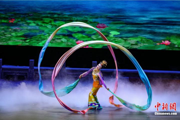2023年4月17日晚，中國經(jīng)典舞劇《絲路花雨》在澳門百老匯劇場演出。甘肅演藝集團 供圖