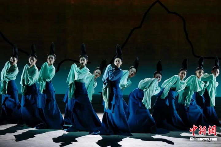 2024年2月29日晚，舞蹈詩劇《只此青綠》在北京上演，多國駐華使節(jié)和國際組織代表前來觀賞。韓海丹 攝