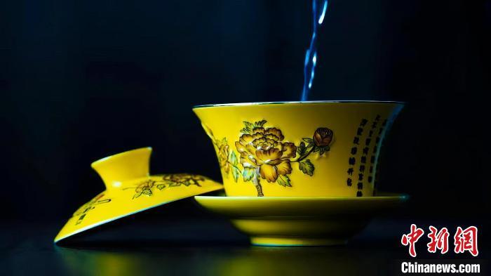 2023年5月，拍攝的臨夏特色茶飲——蓋碗茶。(資料圖)臨夏市融媒體中心供圖
