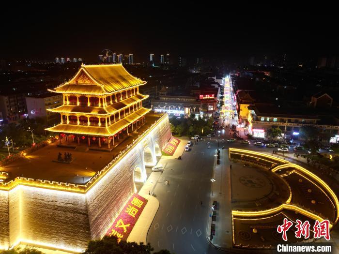 圖為武威市標(biāo)志性建筑涼州古城門(mén)燈光亮起。(無(wú)人機(jī)照片) 　戴文昌 攝</p><p>