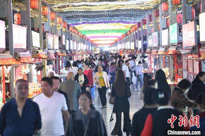 圖為燈光亮起，明清街夜市人氣漸旺。　戴文昌 攝</p><p>
