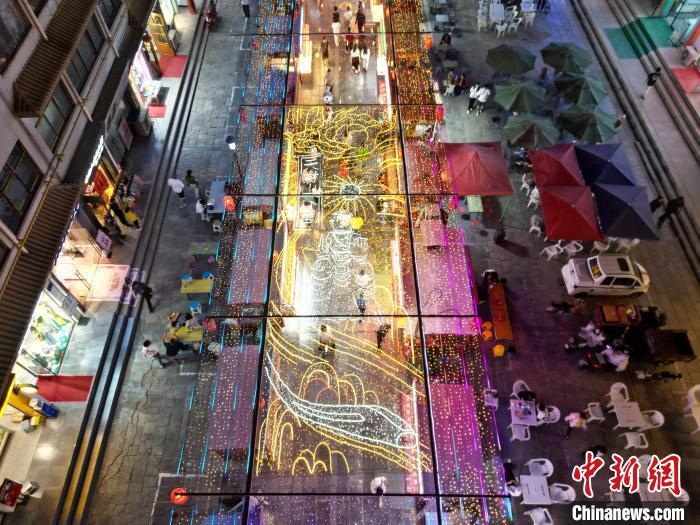 圖為明清街夜市燈光點(diǎn)亮具有武威文化元素的“天梯山石窟”彩燈。(無(wú)人機(jī)照片) 　戴文昌 攝</p><p>