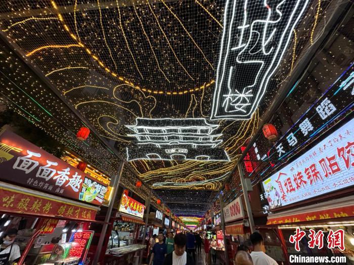 圖為明清街夜市燈光點(diǎn)亮具有武威文化元素的“涼州古城門(mén)”彩燈?！〈魑牟?攝</p><p>