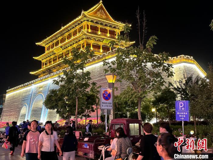 圖為夜幕降臨，涼州古城門(mén)燈光亮起。　戴文昌 攝