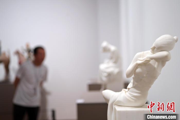 5月21日，在“絲路印跡”雕塑藝術作品展展出的作品《綺羅香·香》。九美旦增 攝</p>
<p>