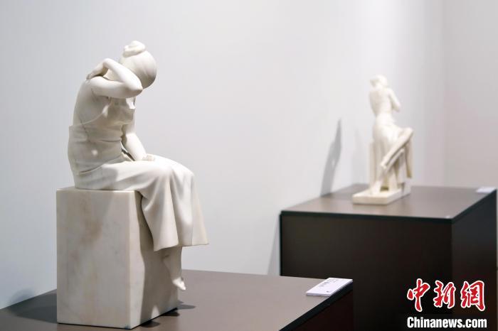 5月21日，在“絲路印跡”雕塑藝術作品展展出的雕塑作品《聲聲慢·艾艾》。九美旦增 攝</p>
<p>
