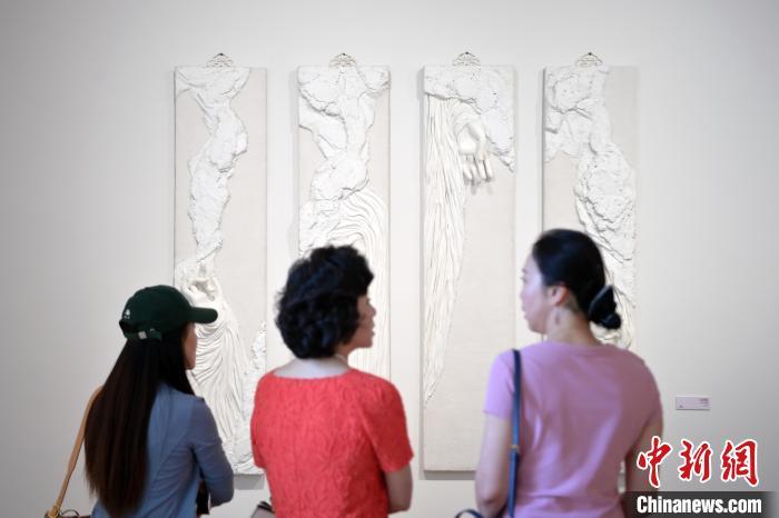 5月21日，觀眾參觀在“絲路印跡”雕塑藝術作品展展出的作品《無相》。九美旦增 攝</p>
<p>