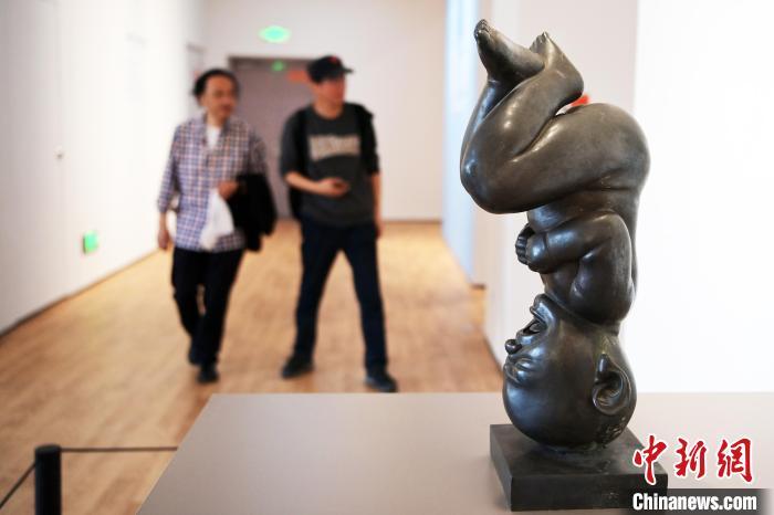 5月21日，觀眾參觀“絲路印跡”雕塑藝術作品展展出的雕塑作品。九美旦增 攝</p>
<p>