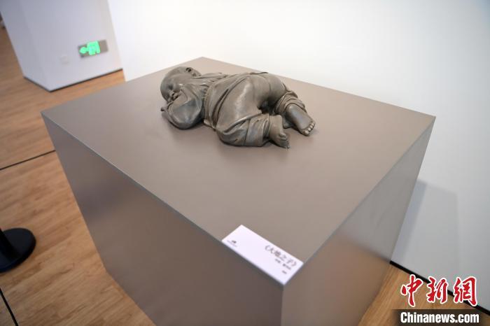 5月21日，在“絲路印跡”雕塑藝術作品展展出的作品《大地之子》。九美旦增 攝</p>
<p>
