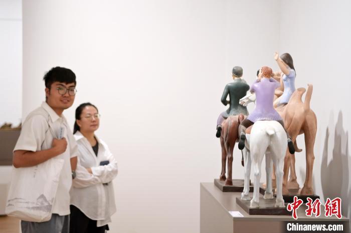 5月21日，觀眾參觀在“絲路印跡”雕塑藝術作品展展出的雕塑作品《絲路話語》。九美旦增 攝</p>
<p>