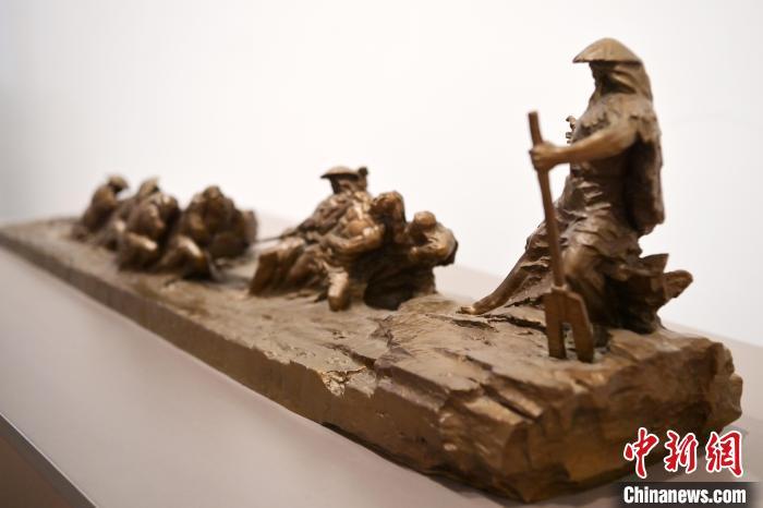 5月21日，在“絲路印跡”雕塑藝術作品展展出的作品《治水為民·禹德九州》。九美旦增 攝</p>
<p>