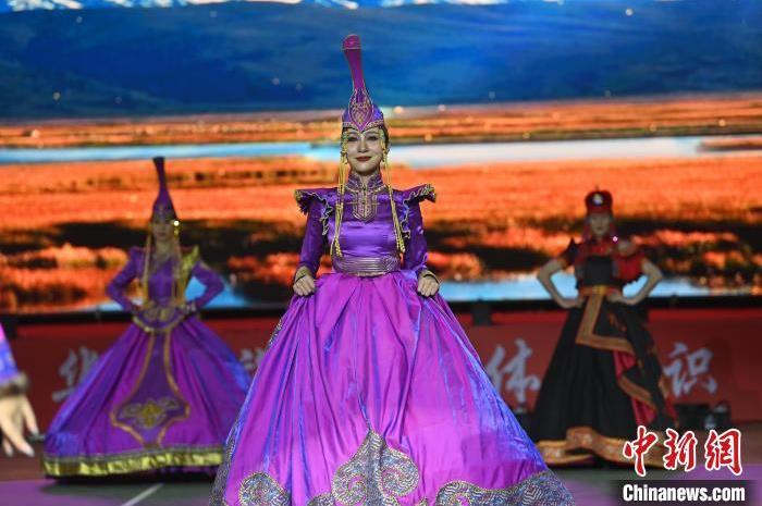 圖為開幕式現(xiàn)場蒙古族服飾秀。李亞龍 攝</p>
<p>