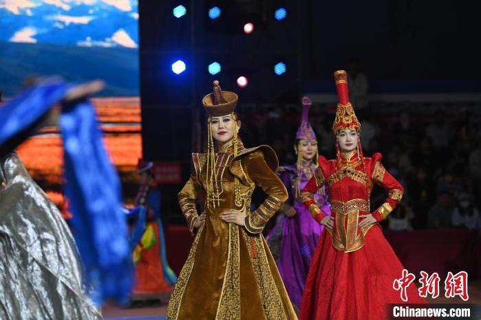 圖為開幕式現(xiàn)場蒙古族服飾秀。李亞龍 攝</p>
<p>