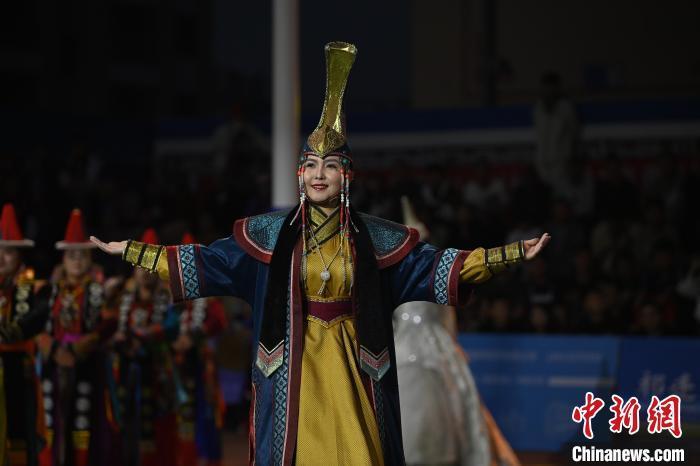 圖為開幕式現(xiàn)場蒙古族服飾秀。李亞龍 攝