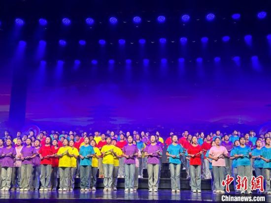 5月28日晚，“詩意甘肅·絲路長風(fēng)三千里”——月出涼州·武威詩會(huì)在甘肅省武威市漢唐天馬城舉行。楊娜 攝