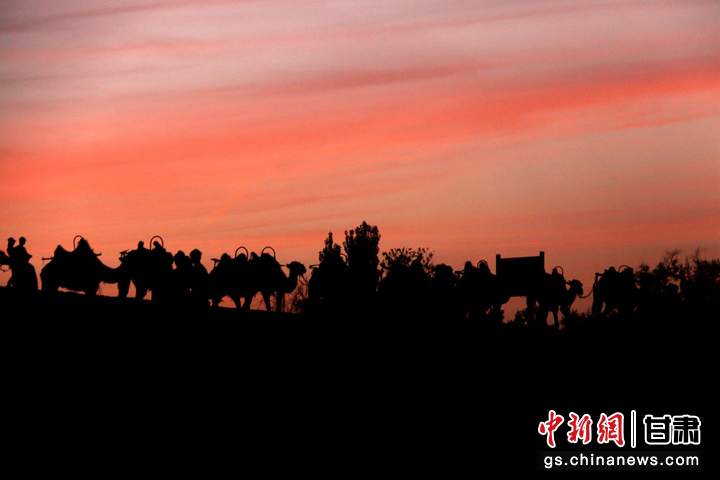 6月9日，敦煌市鳴沙山月牙泉景區(qū)晚霞如畫(huà)，美不勝收。張曉亮　攝