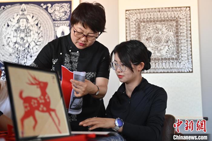 6月6日，在甘肅敦煌青年夜校課程中，青年學員學習敦煌非遺剪紙課程。李亞龍 攝
