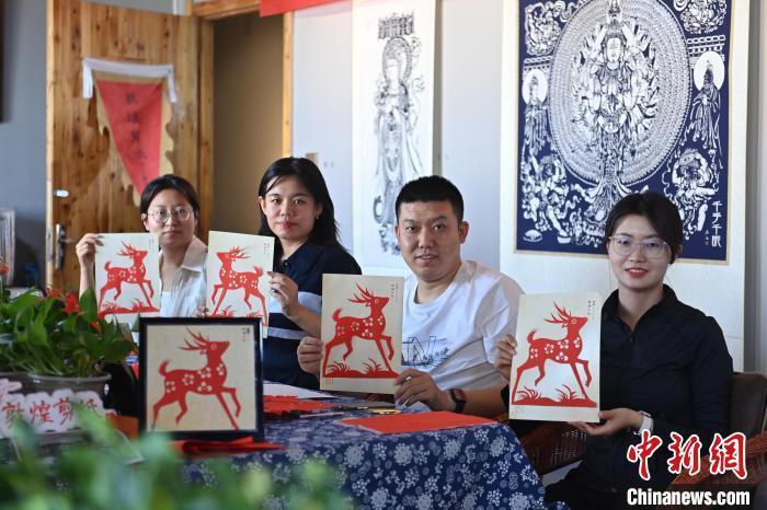 6月6日，在甘肅敦煌青年夜校課程中，青年學員展示學習敦煌非遺剪紙的成果。李亞龍 攝　　