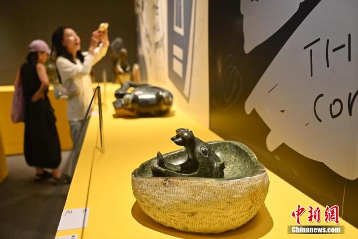 圖為該藝術(shù)展展陳的蛇紋石作品《河馬池》。中新社記者 李亞龍 攝