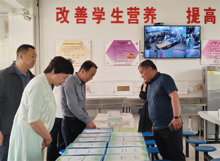 市紀(jì)委監(jiān)委扎實(shí)推動(dòng)開展群眾身邊腐敗和作風(fēng)問題集中整治工作，圖為市紀(jì)委監(jiān)委派駐市教育局紀(jì)檢監(jiān)察組在白銀區(qū)開展“中小學(xué)校園食品安全和膳食經(jīng)費(fèi)管理”集中整治工作開展情況督查.jpg