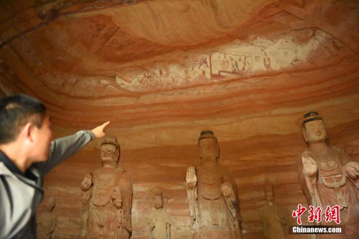 7月15日，甘肅省平?jīng)鍪袥艽h百里石窟長(zhǎng)廊中的南石窟寺1號(hào)窟內(nèi)，工作人員介紹窟內(nèi)僅存的浮雕——佛傳故事。百里石窟長(zhǎng)廊位于涇川縣境內(nèi)，由512個(gè)石窟、5眼窟中石井組成，現(xiàn)存王母宮石窟、鳳凰山石窟、南石窟寺、丈八寺石窟、羅漢洞石窟、太山寺石窟等規(guī)模較大的石窟群，還有數(shù)量眾多的小石窟群。南石窟寺開(kāi)鑿于北魏永平三年，其中1號(hào)窟屬于大型七佛窟，七佛高達(dá)6米。中新社記者 李亞龍 攝</p>
<p>