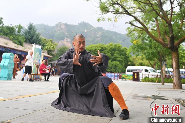 7月14日，甘肅省平?jīng)鍪嗅轻忌骄皡^(qū)內(nèi)，嵩山少林弟子展示武藝。7月13日至14日，“2024年北京體育大學(xué)第十五屆國(guó)際武術(shù)比賽交流大會(huì)暨首屆崆峒山國(guó)際武術(shù)大會(huì)”舉行，大會(huì)也在崆峒山景區(qū)進(jìn)行問道崆峒、武術(shù)高級(jí)研修班、崆峒拜師等系列活動(dòng)。中新社記者 李亞龍 攝</p>
<p>