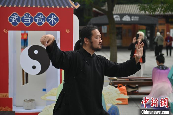 7月14日，甘肅省平?jīng)鍪嗅轻忌骄皡^(qū)內(nèi)，武當(dāng)玄武派傳承人展示武當(dāng)武術(shù)。7月13日至14日，“2024年北京體育大學(xué)第十五屆國(guó)際武術(shù)比賽交流大會(huì)暨首屆崆峒山國(guó)際武術(shù)大會(huì)”舉行，大會(huì)也在崆峒山景區(qū)進(jìn)行問道崆峒、武術(shù)高級(jí)研修班、崆峒拜師等系列活動(dòng)。中新社記者 李亞龍 攝</p>
<p>