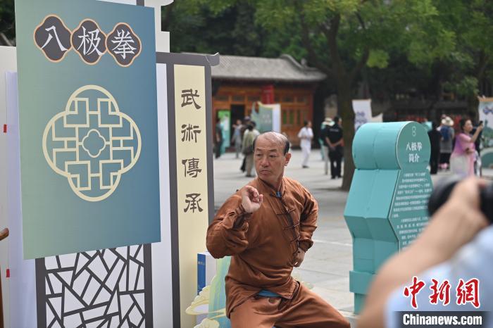 7月14日，甘肅省平?jīng)鍪嗅轻忌骄皡^(qū)內(nèi)，八極拳傳承人展示八極拳。7月13日至14日，“2024年北京體育大學(xué)第十五屆國(guó)際武術(shù)比賽交流大會(huì)暨首屆崆峒山國(guó)際武術(shù)大會(huì)”舉行，大會(huì)也在崆峒山景區(qū)進(jìn)行問道崆峒、武術(shù)高級(jí)研修班、崆峒拜師等系列活動(dòng)。中新社記者 李亞龍 攝</p>
<p>