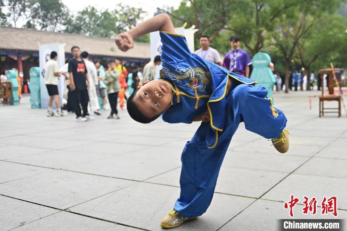 7月14日，甘肅省平?jīng)鍪嗅轻忌骄皡^(qū)內(nèi)，小朋友展示查拳。7月13日至14日，“2024年北京體育大學(xué)第十五屆國(guó)際武術(shù)比賽交流大會(huì)暨首屆崆峒山國(guó)際武術(shù)大會(huì)”舉行，大會(huì)也在崆峒山景區(qū)進(jìn)行問道崆峒、武術(shù)高級(jí)研修班、崆峒拜師等系列活動(dòng)。中新社記者 李亞龍 攝</p>
<p>
