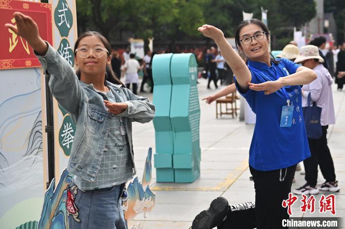 7月14日，甘肅省平?jīng)鍪嗅轻忌骄皡^(qū)內(nèi)，霍氏練手拳傳承人、霍元甲玄孫女霍靜虹(右)教授武術(shù)愛好者霍氏練手拳。7月13日至14日，“2024年北京體育大學(xué)第十五屆國(guó)際武術(shù)比賽交流大會(huì)暨首屆崆峒山國(guó)際武術(shù)大會(huì)”舉行，大會(huì)也在崆峒山景區(qū)進(jìn)行問道崆峒、武術(shù)高級(jí)研修班、崆峒拜師等系列活動(dòng)。中新社記者 李亞龍 攝</p>
<p>