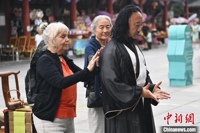 7月14日，甘肅省平?jīng)鍪嗅轻忌骄皡^(qū)內(nèi)，外籍武術(shù)愛好者感受青城武術(shù)。7月13日至14日，“2024年北京體育大學(xué)第十五屆國(guó)際武術(shù)比賽交流大會(huì)暨首屆崆峒山國(guó)際武術(shù)大會(huì)”舉行，大會(huì)也在崆峒山景區(qū)進(jìn)行問道崆峒、武術(shù)高級(jí)研修班、崆峒拜師等系列活動(dòng)。中新社記者 李亞龍 攝</p>
<p>