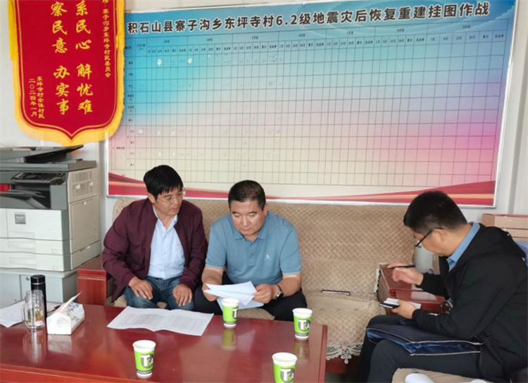 州縣紀(jì)委監(jiān)委機(jī)關(guān)聯(lián)合督查組對(duì)下沉干部 、駐村干部 、包村組長(zhǎng)、村干部 “四級(jí)”干部履職到崗情況，以及工作日志和民情臺(tái)賬、訴求臺(tái)賬進(jìn)行日常監(jiān)督檢查，壓實(shí)工作責(zé)任。.jpg