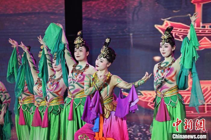 7月19日晚，第五屆黃河之濱文藝展演在蘭州體育文化廣場(chǎng)開幕。圖為開幕式演出敦煌舞蹈。張曦予 攝