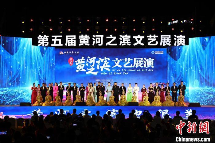 7月19日晚，第五屆黃河之濱文藝展演在蘭州體育文化廣場(chǎng)開幕。張曦予 攝