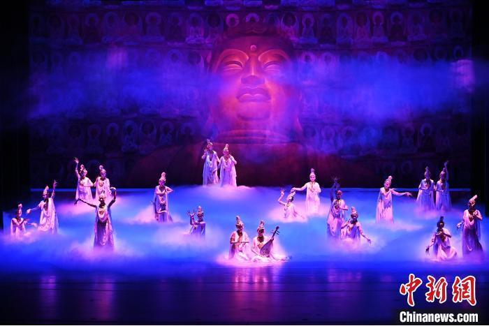 7月18日晚，中國經(jīng)典舞劇《絲路花雨》在甘肅蘭州黃河劇院進行演出。中國經(jīng)典舞劇《絲路花雨》迎來45周年，7月17日-8月4日在蘭州開啟為期多天的駐場演出。該舞劇取材于敦煌莫高窟壁畫，集中國霓裳羽衣舞、敦煌舞、印度舞、黑巾舞、波斯馬鈴舞等于一身，自1979年演出至今，該劇先后在40多個國家和地區(qū)演出近4000場，觀眾550多萬人次。中新社記者 李亞龍 攝</p>
<p>