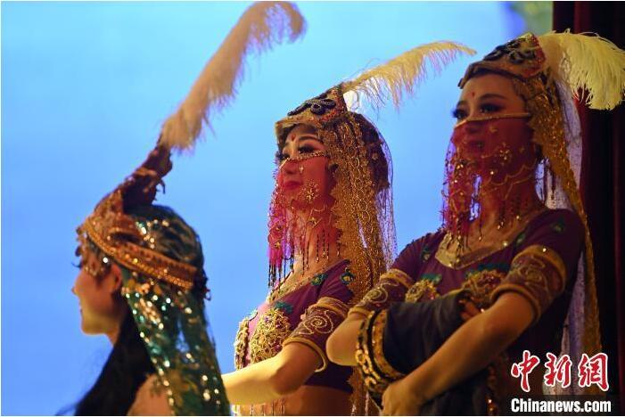 7月18日晚，中國經(jīng)典舞劇《絲路花雨》在甘肅蘭州黃河劇院進行演出。中國經(jīng)典舞劇《絲路花雨》迎來45周年，7月17日-8月4日在蘭州開啟為期多天的駐場演出。該舞劇取材于敦煌莫高窟壁畫，集中國霓裳羽衣舞、敦煌舞、印度舞、黑巾舞、波斯馬鈴舞等于一身，自1979年演出至今，該劇先后在40多個國家和地區(qū)演出近4000場，觀眾550多萬人次。中新社記者 李亞龍 攝</p>
<p>