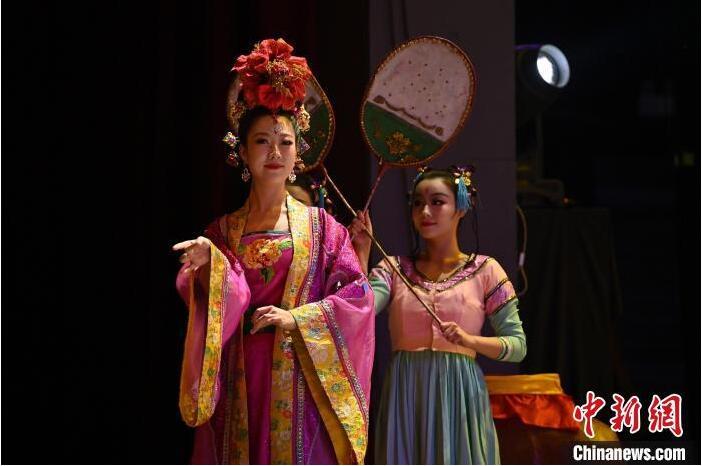 7月18日晚，中國經(jīng)典舞劇《絲路花雨》在甘肅蘭州黃河劇院進行演出。中國經(jīng)典舞劇《絲路花雨》迎來45周年，7月17日-8月4日在蘭州開啟為期多天的駐場演出。該舞劇取材于敦煌莫高窟壁畫，集中國霓裳羽衣舞、敦煌舞、印度舞、黑巾舞、波斯馬鈴舞等于一身，自1979年演出至今，該劇先后在40多個國家和地區(qū)演出近4000場，觀眾550多萬人次。中新社記者 李亞龍 攝</p>
<p>