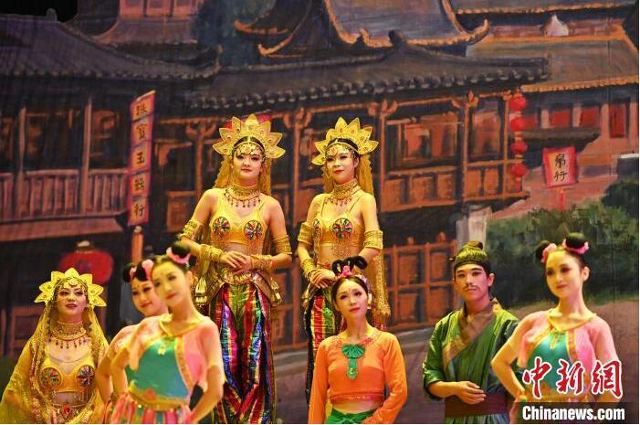 7月18日晚，中國經(jīng)典舞劇《絲路花雨》在甘肅蘭州黃河劇院進行演出。中國經(jīng)典舞劇《絲路花雨》迎來45周年，7月17日-8月4日在蘭州開啟為期多天的駐場演出。該舞劇取材于敦煌莫高窟壁畫，集中國霓裳羽衣舞、敦煌舞、印度舞、黑巾舞、波斯馬鈴舞等于一身，自1979年演出至今，該劇先后在40多個國家和地區(qū)演出近4000場，觀眾550多萬人次。中新社記者 李亞龍 攝</p>
<p>