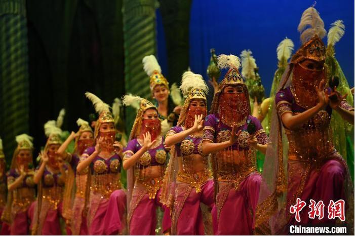 7月18日晚，中國經(jīng)典舞劇《絲路花雨》在甘肅蘭州黃河劇院進行演出。中國經(jīng)典舞劇《絲路花雨》迎來45周年，7月17日-8月4日在蘭州開啟為期多天的駐場演出。該舞劇取材于敦煌莫高窟壁畫，集中國霓裳羽衣舞、敦煌舞、印度舞、黑巾舞、波斯馬鈴舞等于一身，自1979年演出至今，該劇先后在40多個國家和地區(qū)演出近4000場，觀眾550多萬人次。中新社記者 李亞龍 攝</p>
<p>