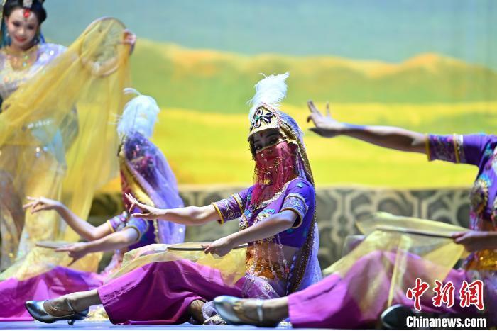 7月18日晚，中國經(jīng)典舞劇《絲路花雨》在甘肅蘭州黃河劇院進行演出。中國經(jīng)典舞劇《絲路花雨》迎來45周年，7月17日-8月4日在蘭州開啟為期多天的駐場演出。該舞劇取材于敦煌莫高窟壁畫，集中國霓裳羽衣舞、敦煌舞、印度舞、黑巾舞、波斯馬鈴舞等于一身，自1979年演出至今，該劇先后在40多個國家和地區(qū)演出近4000場，觀眾550多萬人次。中新社記者 李亞龍 攝</p>
<p>
