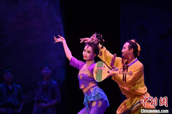 7月18日晚，中國經(jīng)典舞劇《絲路花雨》在甘肅蘭州黃河劇院進行演出。中國經(jīng)典舞劇《絲路花雨》迎來45周年，7月17日-8月4日在蘭州開啟為期多天的駐場演出。該舞劇取材于敦煌莫高窟壁畫，集中國霓裳羽衣舞、敦煌舞、印度舞、黑巾舞、波斯馬鈴舞等于一身，自1979年演出至今，該劇先后在40多個國家和地區(qū)演出近4000場，觀眾550多萬人次。中新社記者 李亞龍 攝</p>
<p>