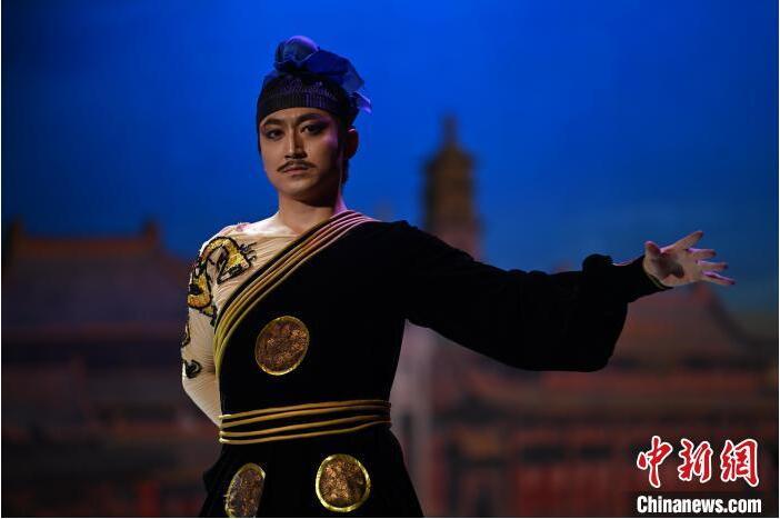 7月18日晚，中國經(jīng)典舞劇《絲路花雨》在甘肅蘭州黃河劇院進行演出。中國經(jīng)典舞劇《絲路花雨》迎來45周年，7月17日-8月4日在蘭州開啟為期多天的駐場演出。該舞劇取材于敦煌莫高窟壁畫，集中國霓裳羽衣舞、敦煌舞、印度舞、黑巾舞、波斯馬鈴舞等于一身，自1979年演出至今，該劇先后在40多個國家和地區(qū)演出近4000場，觀眾550多萬人次。中新社記者 李亞龍 攝