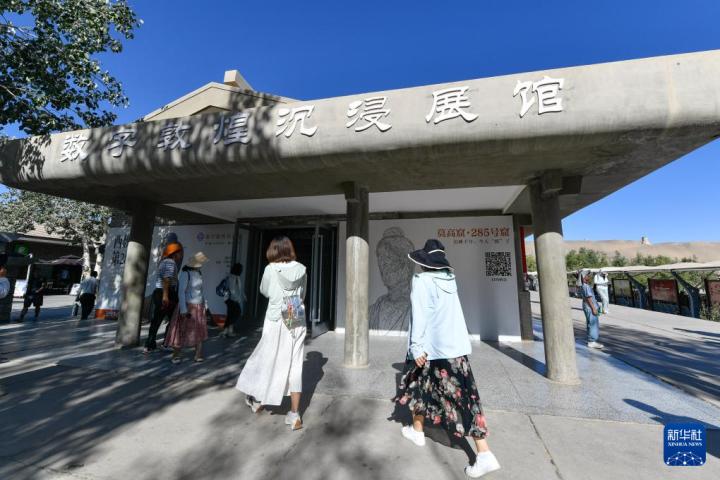 7月22日，游客排隊(duì)進(jìn)入“尋境敦煌——數(shù)字敦煌沉浸展”場(chǎng)館。新華社記者 郎兵兵 攝</p>
<p>
