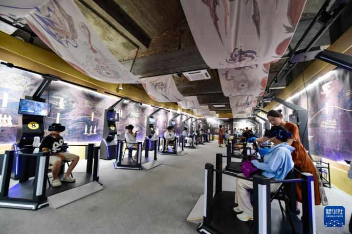 7月22日，游客線下體驗(yàn)“尋境敦煌——數(shù)字敦煌沉浸展”。新華社記者 郎兵兵 攝</p>
<p>