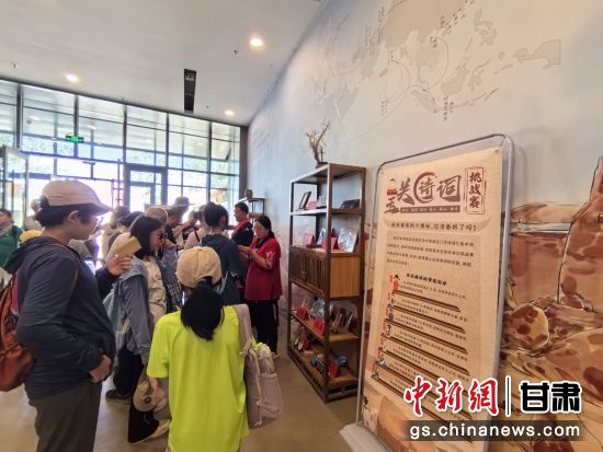 近日，玉門關(guān)遺址景區(qū)開啟了一場精彩紛呈的玉關(guān)詩詞挑戰(zhàn)賽，吸引眾多游人參與其中。玉門關(guān)遺址景區(qū)供圖