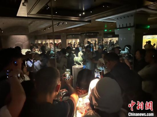 8月17日至23日，“濃濃民族情 兩岸一家親”臺(tái)灣同胞參訪團(tuán)甘肅行交流活動(dòng)在甘肅展開。圖為臺(tái)胞參觀甘肅省博物館。中新社記者 閆姣 攝