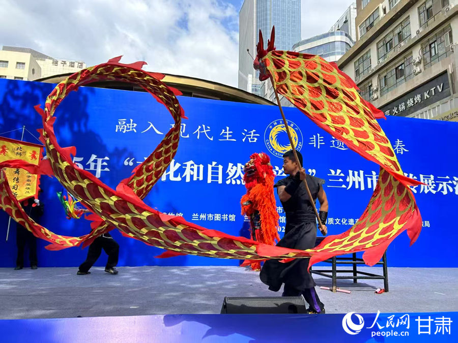 柴宗峰在2025年“文化和自然遺產(chǎn)日”蘭州市非遺宣傳展示活動中表演舞獅。人民網(wǎng)記者 焦隆攝