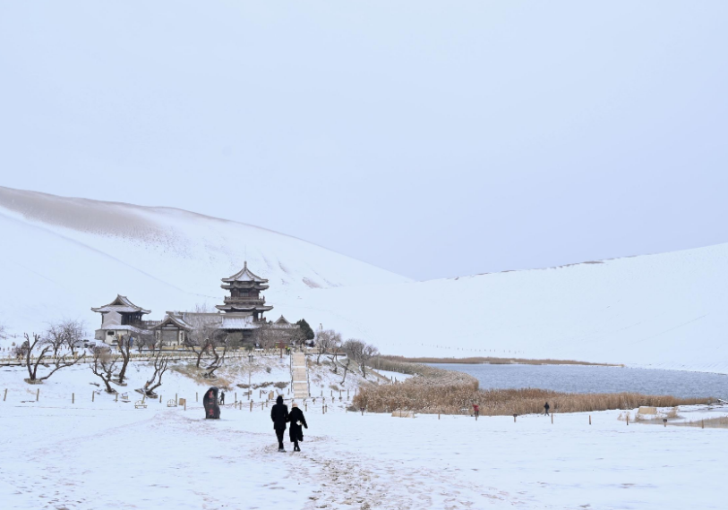 敦煌：雪潤(rùn)鳴沙 月泉如畫(huà)